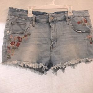 Embroidered jean shorts 🌹